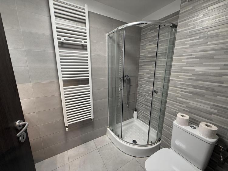 Apartament cu 4 camere decomandat în Drumul Taberei