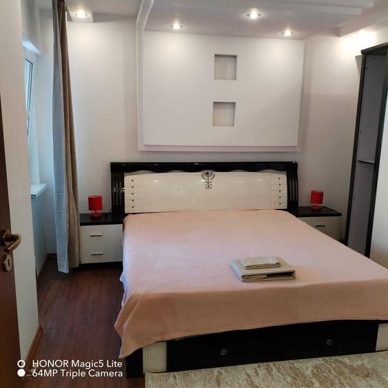 Apartament cu 3 camere decomandat în Palazu Mare