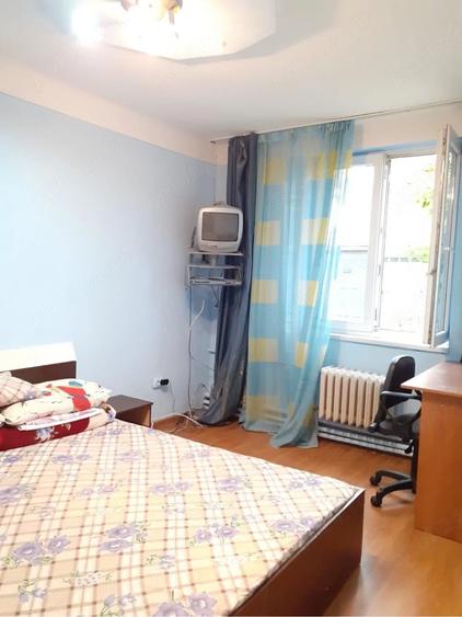 Apartament cu 3 camere semidecomandat în Exterior Vest