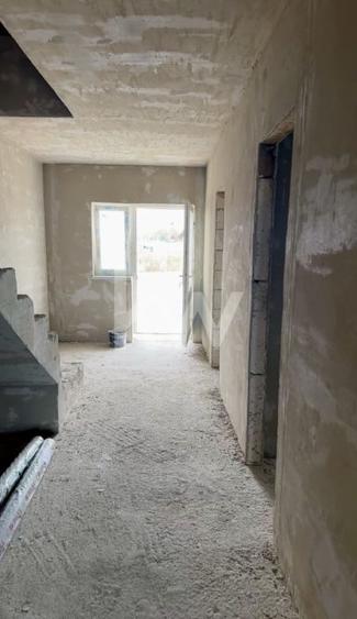 Duplex cu 3 camere cu Canalizare în Cristian