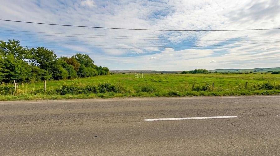 Teren intravilan plat, 7.200 m2, la soseaua principala Girov-Roznov (sat Doina). La doar 10 minute de mers cu masina de orasul Piatra-Neamt.