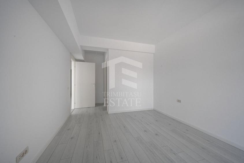 Apartament cu 3 camere semidecomandat în Colentina