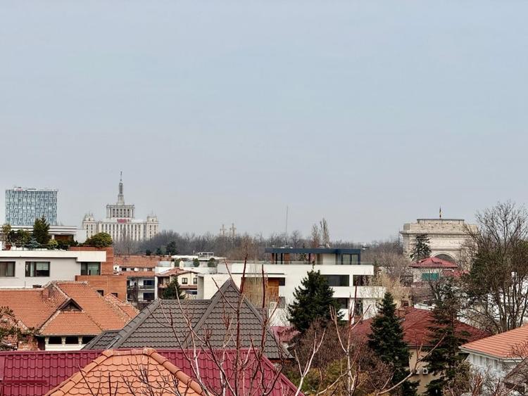 Penthouse cu 4 camere decomandat în Aviatorilor