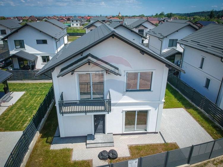 Casă individuală cu 4 camere cu Teren 297 Mp în Cristian