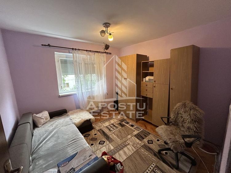 Apartament cu 3 camere semidecomandat, mobilat în Girocului