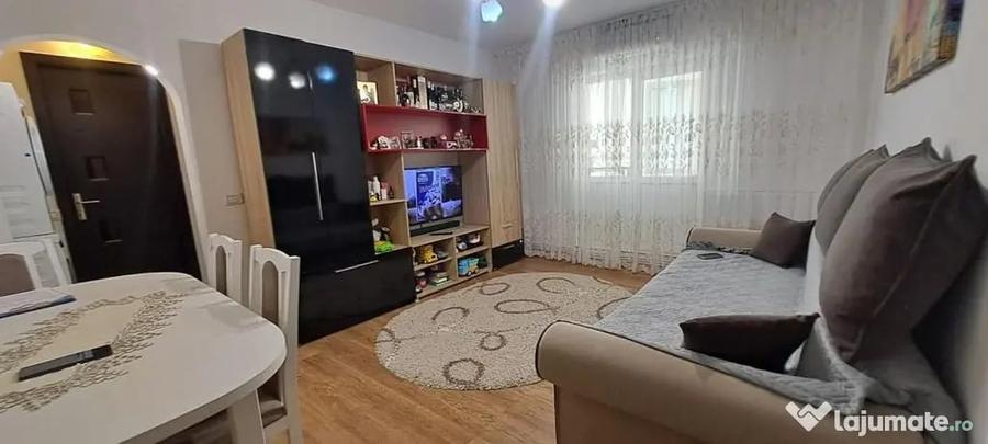 Apartament cu 3 camere semidecomandat în Tătărași