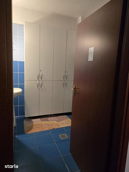 Casă cu 9 camere cu Teren 245 Mp în Apărătorii Patriei