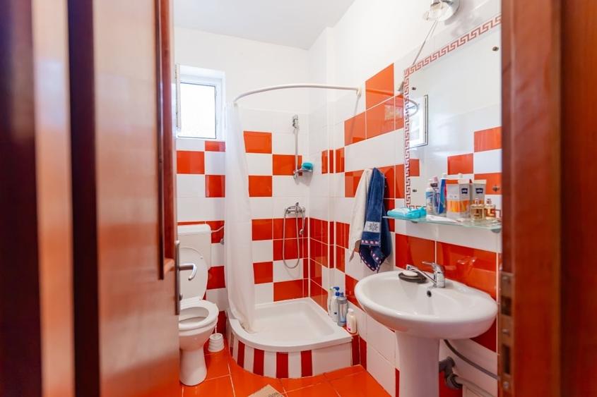 Casă individuală cu 5 camere cu Canalizare în Central