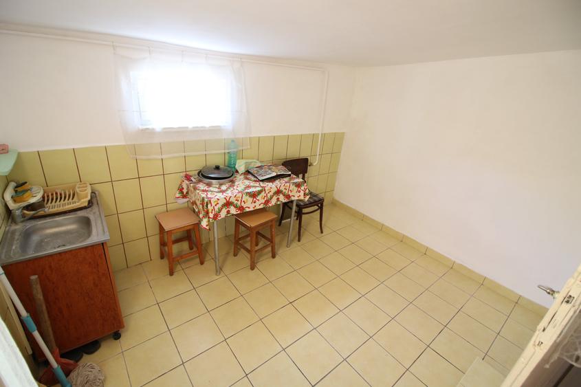 Casă cu 3 camere cu Canalizare în Central