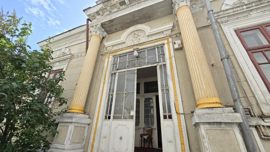 Casă individuală cu 7 camere cu Canalizare în Dorobanți