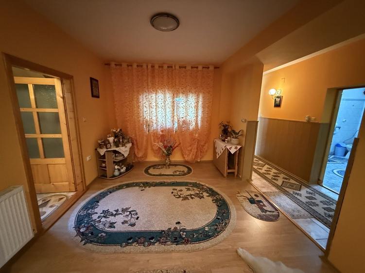 Casă individuală cu 6 camere cu Canalizare în Ghioșești