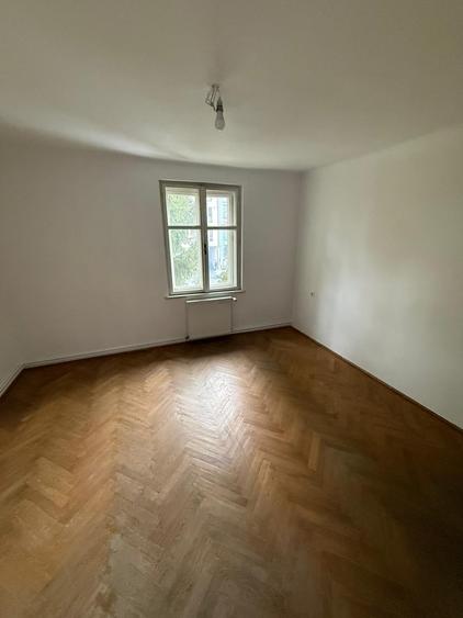 Apartament cu 3 camere semidecomandat în Calea Turzii
