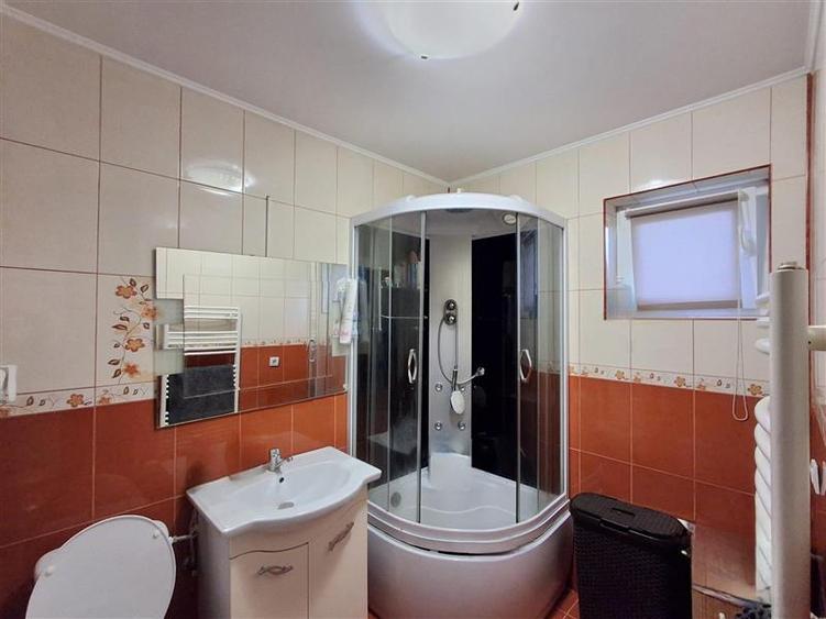 Casă cu 5 camere cu Teren 646 Mp în Aeroport
