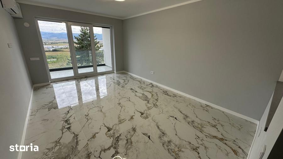 Apartament cu 3 camere decomandat în Cristian