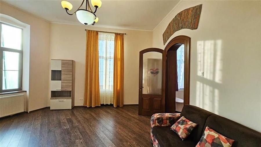 Apartament cu 3 camere semidecomandat, mobilat în Central