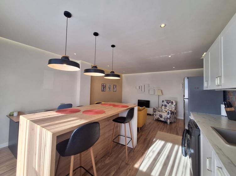 Apartament cu 2 camere semidecomandat, mobilat în Florești