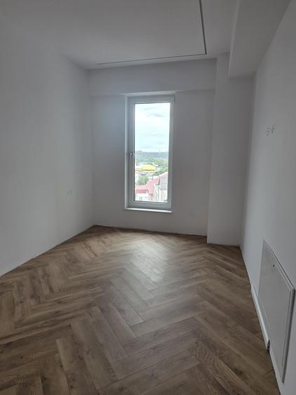 Apartament cu 3 camere semidecomandat în Sud