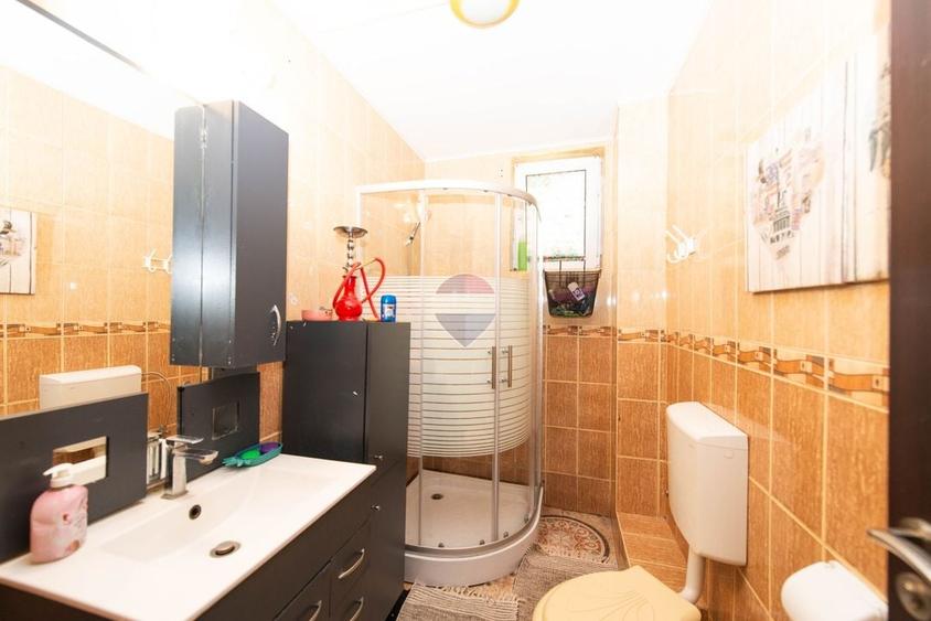 Casă individuală cu 7 camere cu Teren 383 Mp în Berceni