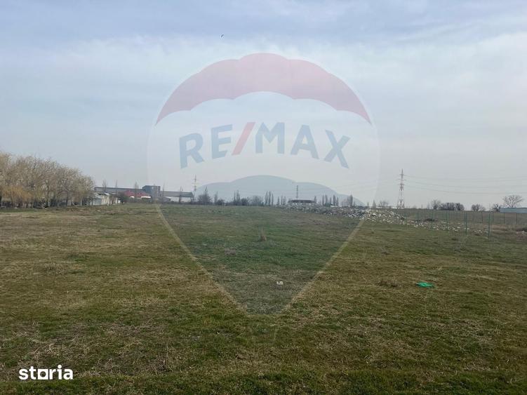 Teren de 18271 mp, în Industrială