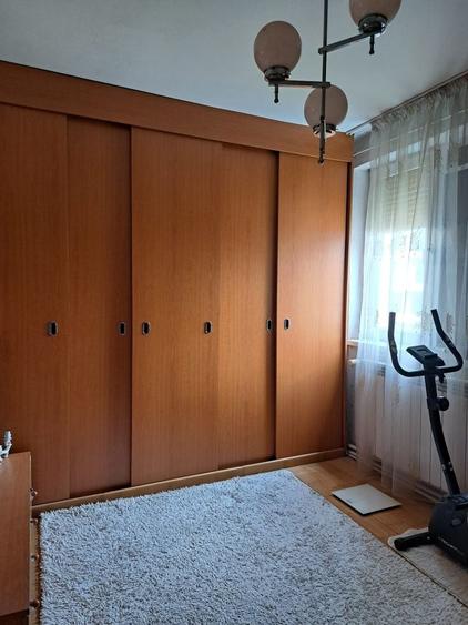 Apartament cu 3 camere semidecomandat în Micro 19