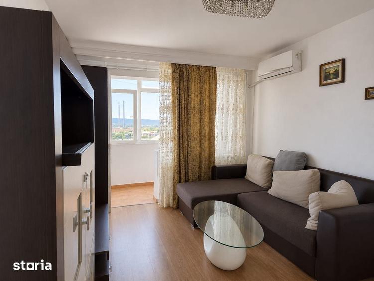Apartament cu 3 camere semidecomandat în Tache