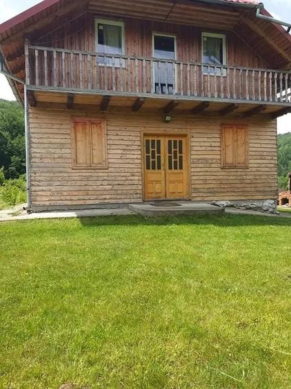 Casă cu 8 camere cu Teren 1500 Mp în Central