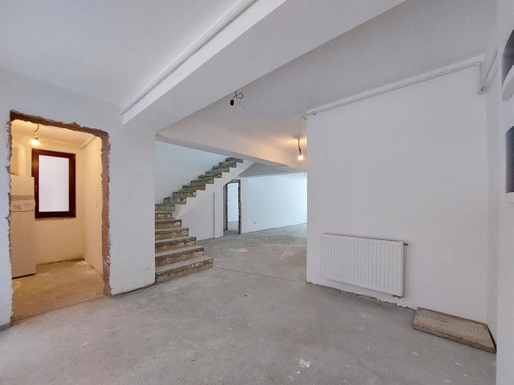 Penthouse cu 4 camere decomandat în Schei