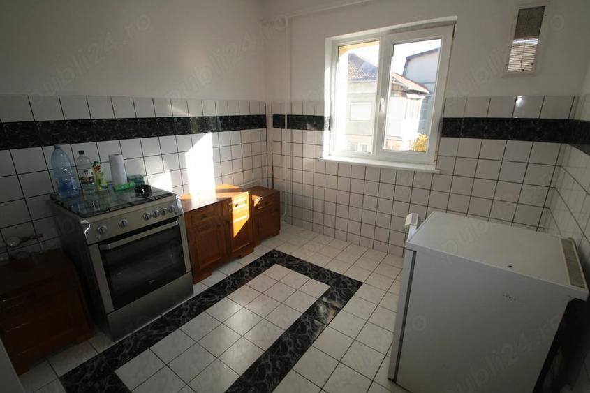 Apartament cu 3 camere decomandat în Girocului