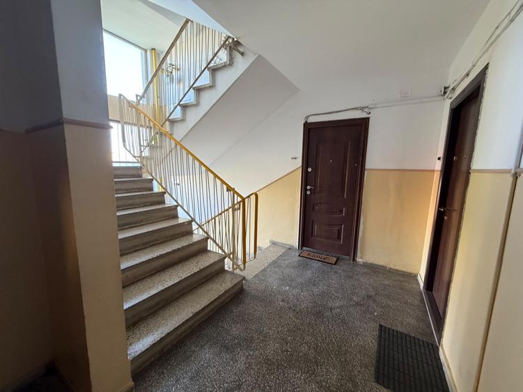 Apartament cu 3 camere semidecomandat în Titan