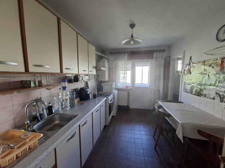Apartament cu 3 camere decomandat în Sud
