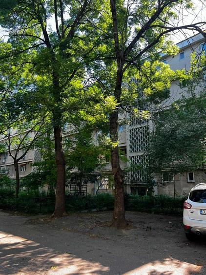 Apartament cu 3 camere decomandat în Exterior Vest
