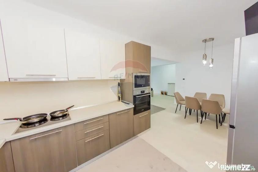 Casă cu 7 camere cu Teren 892 Mp în Est
