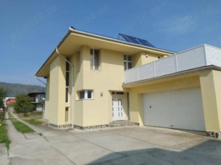 Casă cu 5 camere cu Teren 812 Mp în Central