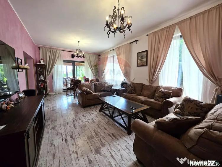 Casă cu 7 camere cu Teren 3200 Mp în Lipia