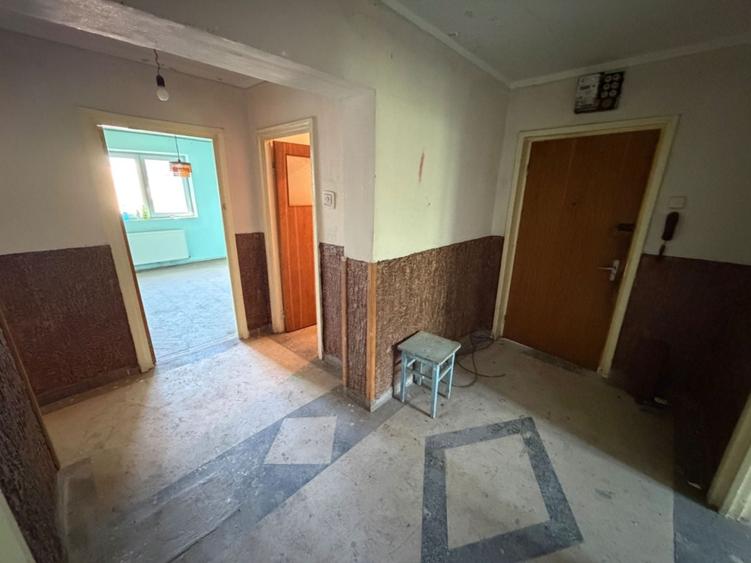 Apartament cu 3 camere decomandat în Central