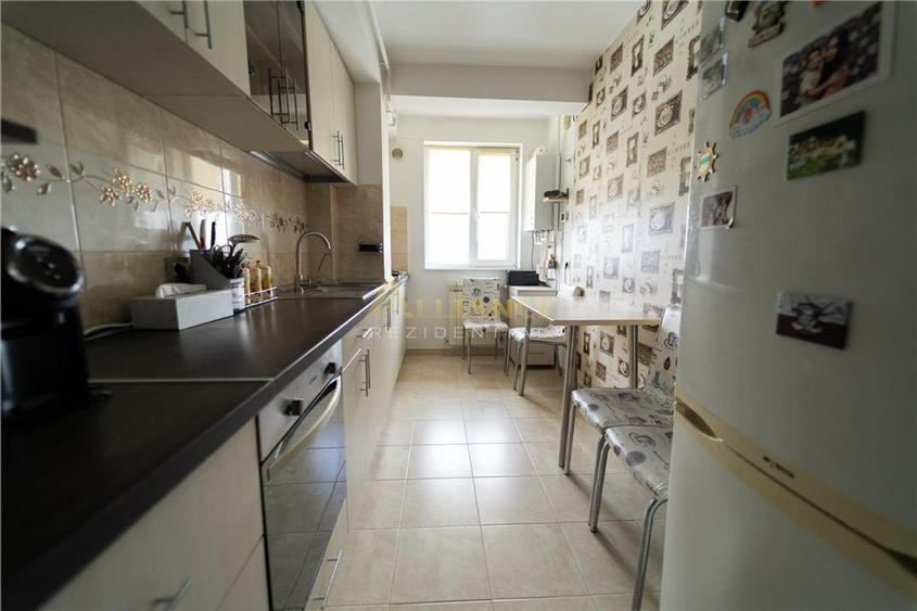 Apartament cu 3 camere decomandat, mobilat în Central