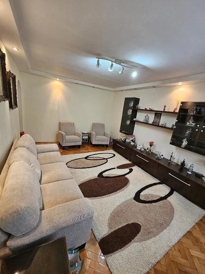 Apartament cu 3 camere decomandat în Soarelui