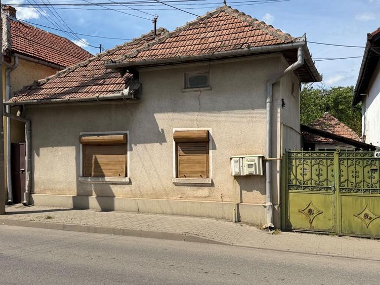 Casă individuală cu 3 camere cu Canalizare în Central