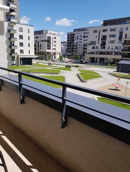 Apartament cu 2 camere semidecomandat, mobilat în Tractorul