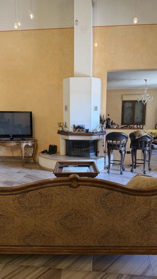 Casă cu 2 camere cu Teren 6500 Mp în Central