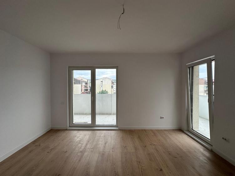 Apartament cu 3 camere semidecomandat în Florești