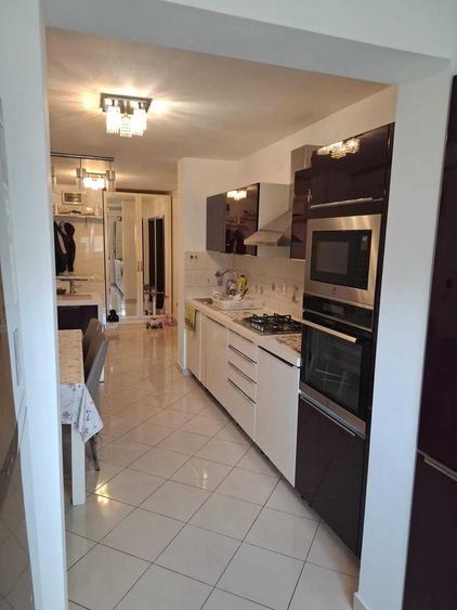 Apartament cu 4 camere decomandat în Crângași