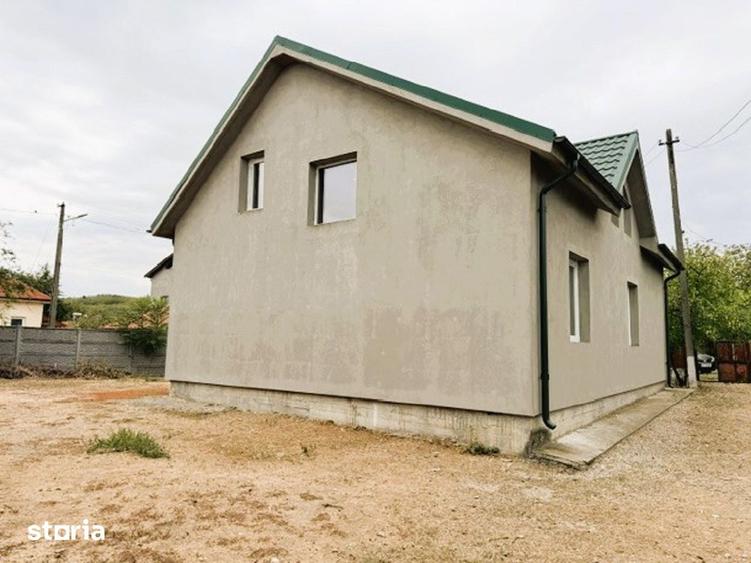 Casă cu 5 camere cu Teren 576 Mp în Cârlogani
