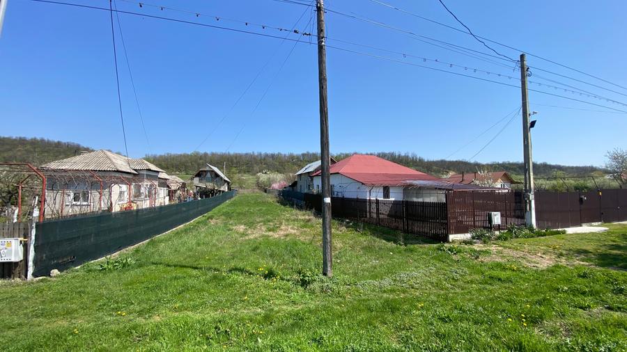 Teren intravilan de 2473 mp, în Leordeni