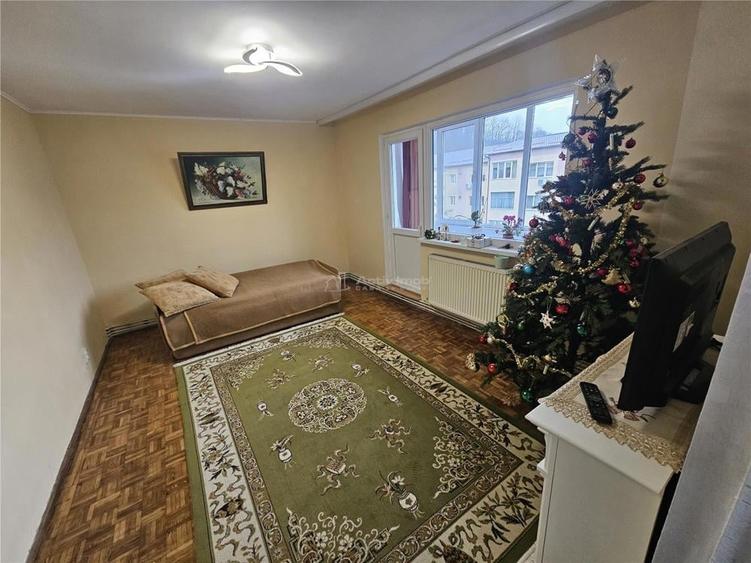 Apartament cu 3 camere decomandat în Micro II