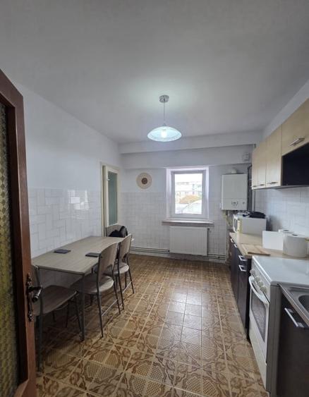 Apartament cu 3 camere decomandat în Capitol