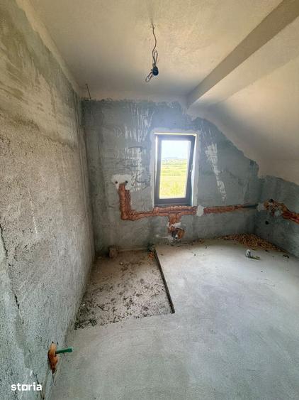 Casă cu 5 camere cu Teren 70 Mp în Livezile