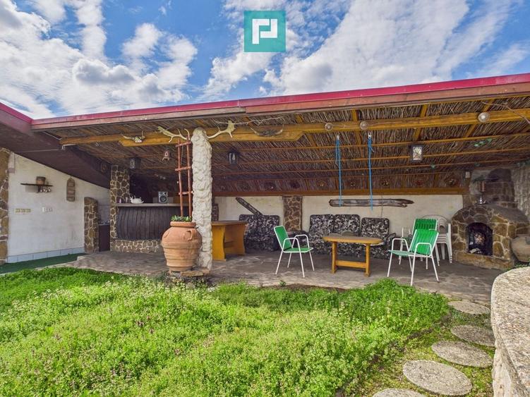 Casă individuală cu 12 camere cu Canalizare în Central