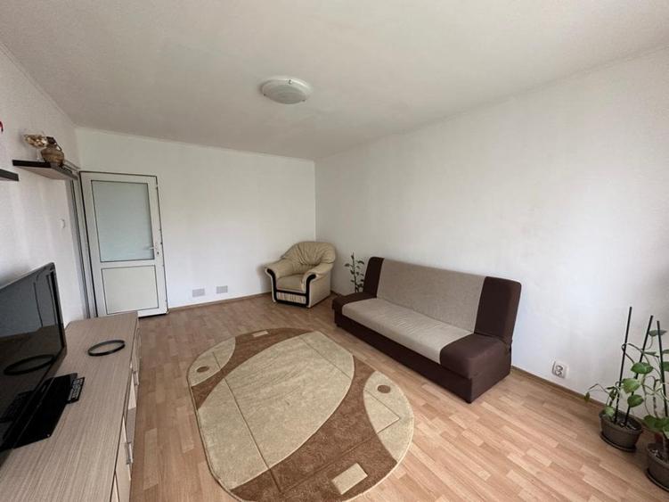 Apartament cu 3 camere decomandat, mobilat în Poarta 6
