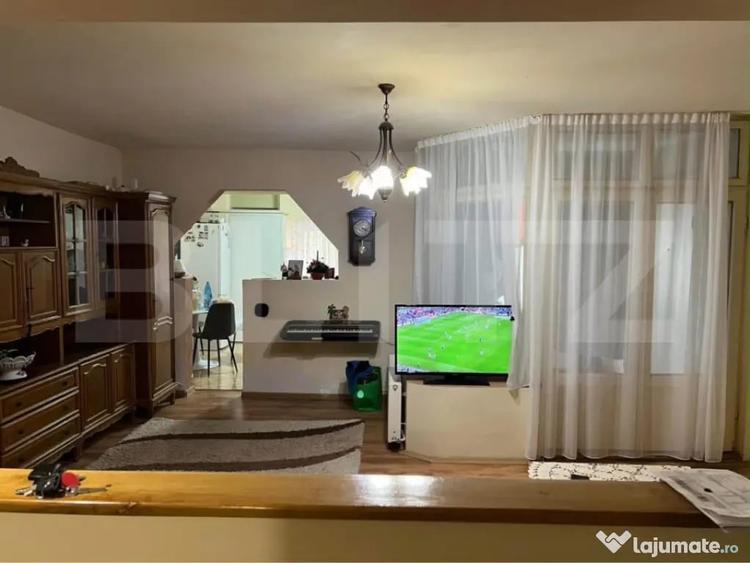 Apartament cu 3 camere decomandat în Central